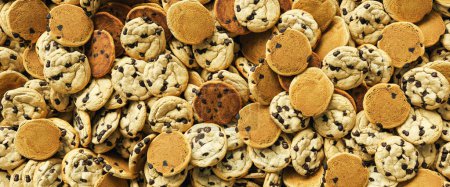 Téléchargez les photos : De nombreux biscuits au chocolat comme un panorama de texture de fond doux - en image libre de droit