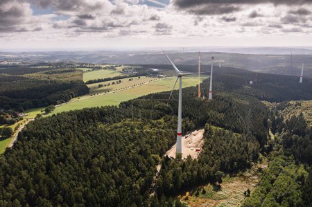 Foto de Turbinas eólicas en obra en el paisaje rural alemán - Imagen libre de derechos