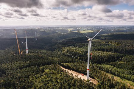 Foto de Vista aérea de las turbinas eólicas uconstruction site - Imagen libre de derechos