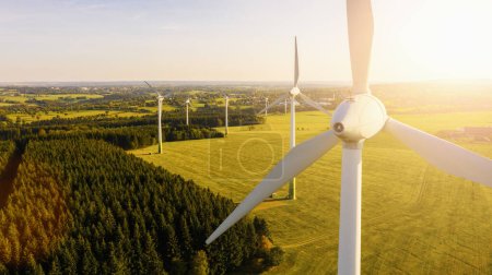 Foto de Turbinas eólicas y campos agrícolas en un día de verano - Producción de energía con energía limpia y renovable - plano aéreo, estilo de imagen analógica - Imagen libre de derechos