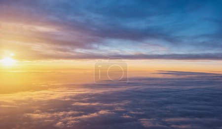 Téléchargez les photos : Coucher de soleil ciel sur le fond des nuages - en image libre de droit