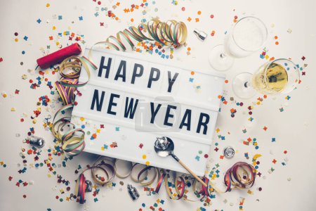Téléchargez les photos : Bonne année affichée sur une lightbox vintage avec décoration pour le réveillon du Nouvel An, image concept - en image libre de droit