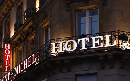 Téléchargez les photos : Panneau lumineux de l'hôtel pris au crépuscule - en image libre de droit
