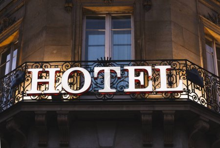 beleuchtetes Hotelschild in Paris in der Nacht aufgenommen