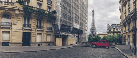 Téléchargez les photos : Petite rue à Paris avec vue sur la célèbre tour de l'Eifel - panroama - en image libre de droit