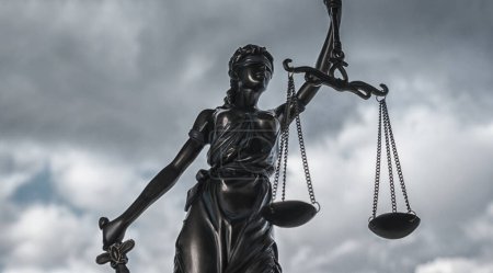 Téléchargez les photos : Symbole de la statue de justice avec des nuages sombres - en image libre de droit