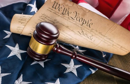 Constitución de América con mazo de juez sobre bandera de EE.UU.