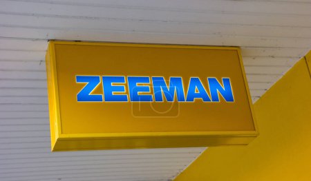 Foto de HEERLEN, PAÍSES BAJOS OCTUBRE DE 2017: Zeeman Sign in front of a Zeeman store. Zeeman es una tienda europea de ropa con cerca de mil establecimientos en unos pocos países de Europa occidental. - Imagen libre de derechos