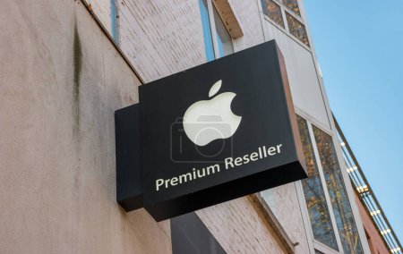 Foto de HEERLEN, PAÍSES BAJOS OCTUBRE DE 2017: Logo de Apple Premium Reseller en una pared. Apple es la compañía multinacional de tecnología con sede en Cupertino, California y vende productos electrónicos de consumo. - Imagen libre de derechos