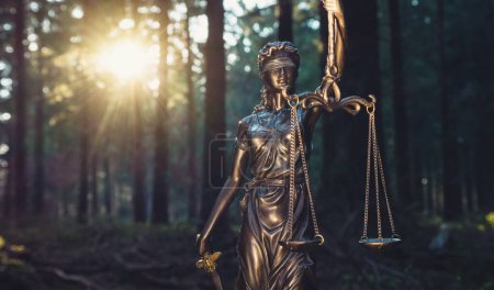 Téléchargez les photos : Statue de la justice dans la forêt - en image libre de droit