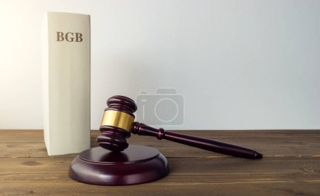 Téléchargez les photos : Livre de droit allemand (BGB) avec Gavel - image concept de justice - en image libre de droit