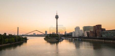 Colorida vista del amanecer de Dusseldorf en Alemania