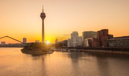 Sonnenaufgang Blick auf den Düsseldorfer Medienhafen