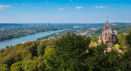 Téléchargez les photos : Vue du château de Drachenburg depuis les Drachenfels de Bonn - en image libre de droit