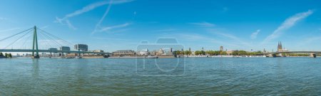 Téléchargez les photos : Cologne, Allemagne panorama aérien sur le Rhin - en image libre de droit
