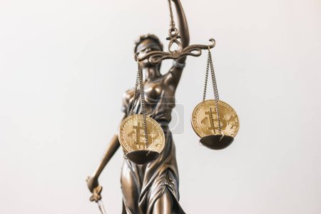 Foto de La Estatua de la Justicia con Bitcoin criptomoneda digital - Imagen libre de derechos