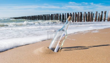 Téléchargez les photos : Message en bouteille sur la plage en Zélande, Hollande - en image libre de droit