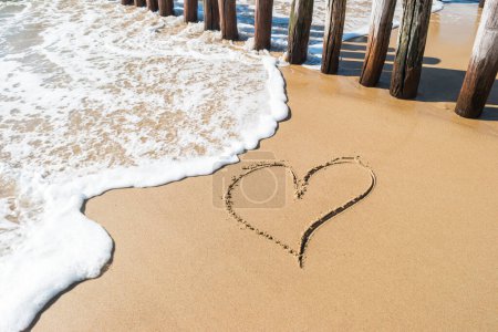 Téléchargez les photos : Coeur dessiné sur le sable en Zélande, Hollande - en image libre de droit