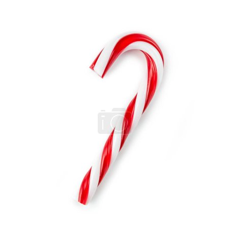 Téléchargez les photos : Canne à bonbons rayée dans les couleurs de Noël isolé sur un dos blanc - en image libre de droit