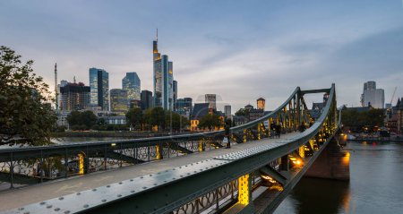 Téléchargez les photos : Frankfurt Skyline au coucher du soleil depuis l'Eiserner Steg - en image libre de droit