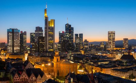 Téléchargez les photos : Frankfurt am Main Financial District skyline au coucher du soleil - en image libre de droit