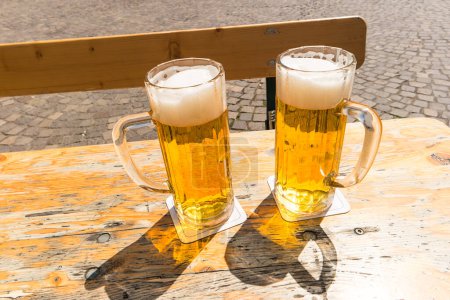 Téléchargez les photos : Deux bières sur la table dans le pub du jardin - en image libre de droit