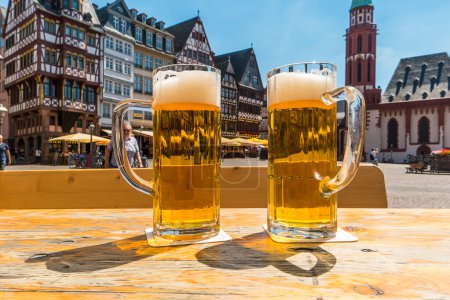 Téléchargez les photos : Jardin de bière à Frankfurt City, sur la place Romerberg - en image libre de droit