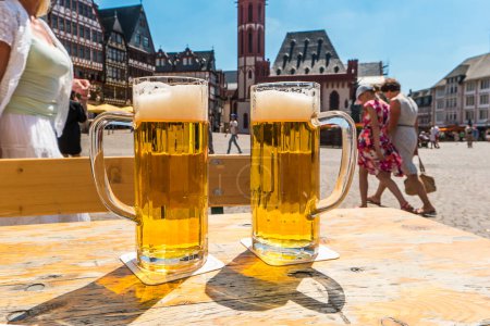 Téléchargez les photos : Bière à l'été à la place Roemer à Francfort, Allemagne - en image libre de droit