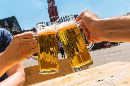 Téléchargez les photos : Pain grillé avec des verres de bière allemande au jardin de la bière - en image libre de droit