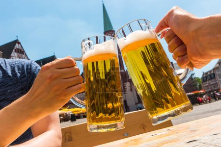 Foto de ¡Prost! con dos vasos de cerveza en verano en Frankfurt - Imagen libre de derechos