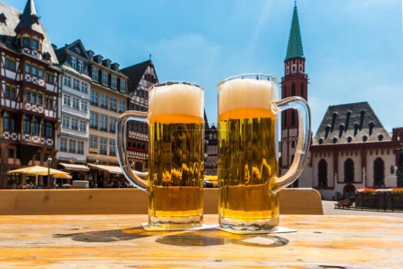 Foto de Cerveza alemana en la ciudad de Frankfurt, en la plaza Romerberg - Imagen libre de derechos