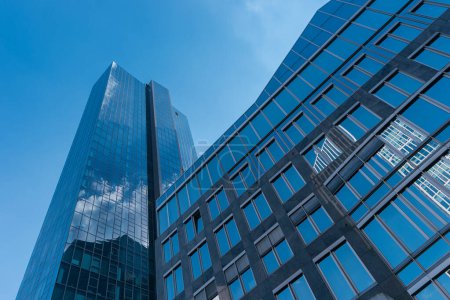 Téléchargez les photos : Gratte-ciel financier immeuble de bureaux - en image libre de droit