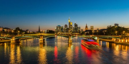 Téléchargez les photos : Frankfurt am Main Night Skyline à l'heure bleue - en image libre de droit