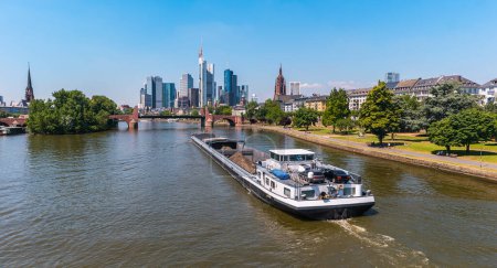 Téléchargez les photos : Frankfurt am Main skyline à l'été, Allemagne - en image libre de droit