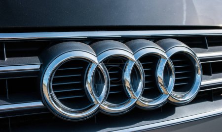 Téléchargez les photos : AACHEN, ALLEMAGNE MARS 2017 : Emblème Audi sur une grille de voiture. Audi est un constructeur automobile allemand qui conçoit, conçoit, produit, commercialise et distribue des voitures de luxe - en image libre de droit