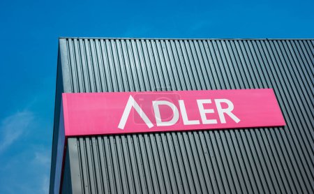 Foto de AACHEN, ALEMANIA MARZO, 2017: Adler Fashion Logo. Adler Fashion AG se encuentra en Haibach, cerca de Aschaffenburg, es una cadena minorista con 174 tiendas en Alemania, Austria, Luxemburgo y Suiza.. - Imagen libre de derechos
