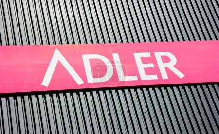 Foto de AACHEN, ALEMANIA MARZO, 2017: Adler Fashion Logo. Adler Fashion AG se encuentra en Haibach, cerca de Aschaffenburg, es una cadena minorista con 174 tiendas en Alemania, Austria, Luxemburgo y Suiza.. - Imagen libre de derechos