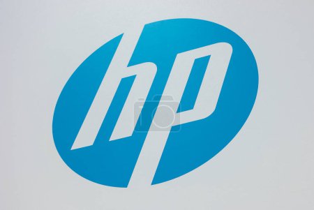 Téléchargez les photos : HANNOVER, ALLEMAGNE MARS 2017 : Logo de marque "HP Hewlett Packard". HP est une société de technologie de l'information qui fournit du matériel, des logiciels et des services. - en image libre de droit