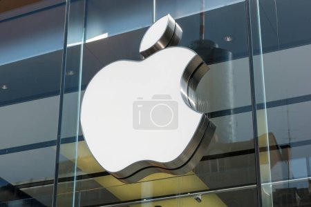 Foto de FRANKFURT, ALEMANIA MARZO, 2017: Logo de Apple en una tienda Apple. Apple es la compañía multinacional de tecnología con sede en Cupertino, California y vende productos electrónicos de consumo. - Imagen libre de derechos