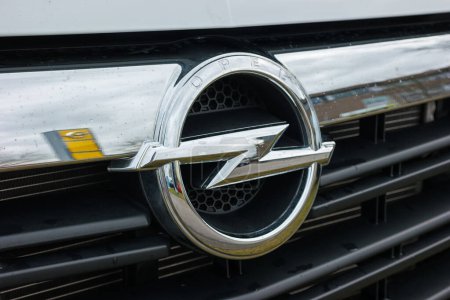 Téléchargez les photos : AACHEN, ALLEMAGNE FÉVRIER 2017 : Logo Opel sur une grille de voiture. Opel AG est un constructeur automobile allemand et une filiale de l'American General Motors Company. - en image libre de droit
