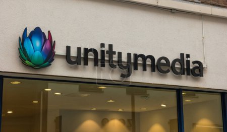 Téléchargez les photos : AACHEN, ALLEMAGNE FÉVRIER 2017 : logo Unitymedia à Aix-la-Chapelle. Unitymedia GmbH est un opérateur de réseau câblé allemand basé à Cologne. - en image libre de droit