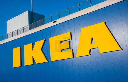 Téléchargez les photos : HEERLEN, PAYS-BAS FÉVRIER 2017 : Le logo Ikea. IKEA est le plus grand détaillant de meubles au monde et vend prêt à assembler des meubles. Fondée en Suède en 1943. - en image libre de droit