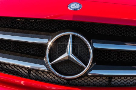 Foto de AACHEN, ALEMANIA FEBRERO, 2017: Logo de Mercedes Benz en una parrilla roja. Mercedes-Benz es un fabricante de automóviles alemán. La marca se utiliza para automóviles de lujo, autobuses, autocares y camiones. - Imagen libre de derechos