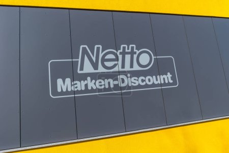 Téléchargez les photos : AACHEN, ALLEMAGNE FÉVRIER 2017 : Netto store Logo. Il fait partie du groupe Edeka, la plus grande société de supermarchés allemande employant 250 000 personnes.. - en image libre de droit