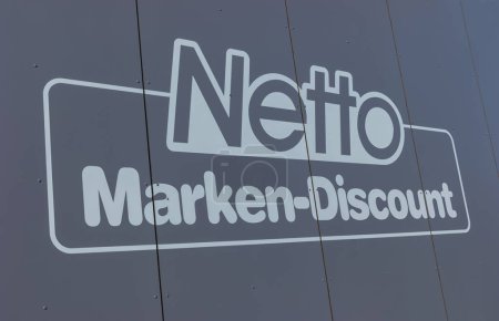 Téléchargez les photos : AACHEN, ALLEMAGNE FÉVRIER 2017 : Netto discount store Sign. Il fait partie du groupe Edeka, la plus grande société de supermarchés allemande employant 250 000 personnes.. - en image libre de droit