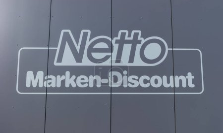 Téléchargez les photos : AACHEN, ALLEMAGNE FÉVRIER 2017 : Netto discount store Logo. Il fait partie du groupe Edeka, la plus grande société de supermarchés allemande employant 250 000 personnes.. - en image libre de droit