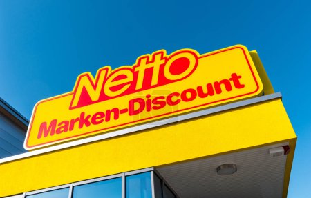 Téléchargez les photos : AACHEN, ALLEMAGNE FÉVRIER 2017 : Netto discount store Logo. Il fait partie du groupe Edeka, la plus grande société de supermarchés allemande employant 250 000 personnes.. - en image libre de droit