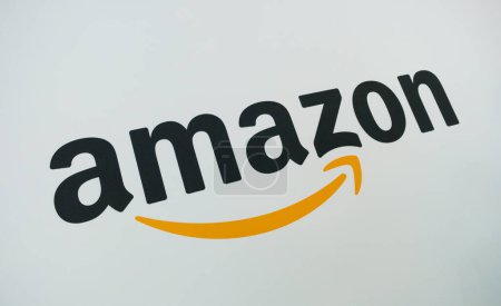 Foto de COLOGNE, ALEMANIA SEPTIEMBRE, 2017: Amazon Logo en una pared de papel. Amazon es una empresa estadounidense de comercio electrónico de distribución en todo el mundo. - Imagen libre de derechos