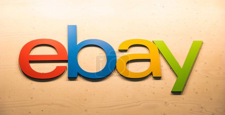 Téléchargez les photos : COLOGNE, ALLEMAGNE SEPTEMBRE 2017 : Logo Ebay sur un mur. Ebay est une multinationale américaine et une société de commerce électronique qui fournit des services de vente entre consommateurs et entre entreprises.. - en image libre de droit
