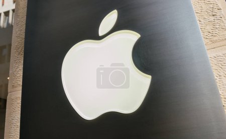 Foto de COLOGNE, ALEMANIA OCTUBRE DE 2017: Firma de Apple en la tienda Apple. Apple Inc. es una multinacional estadounidense de tecnología en Cupertino, California. - Imagen libre de derechos
